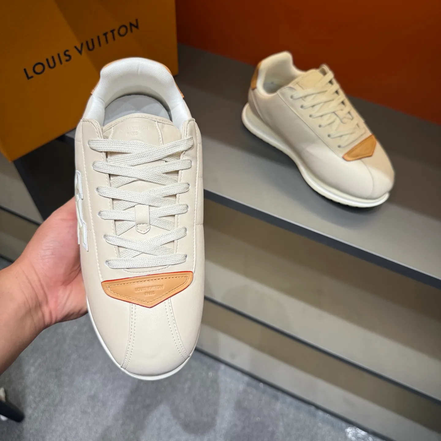 P540 Size 38-45 LV 🫏The colorful interpretation of BUTTERSOFT sneakers combines sheepskin, The colorful interpretation of LV BUTTERSOFT sneakers combines sheepskin and calfskin, bringing a super soft feel. Designed by Pharrell Williams, this '60s-inspired shoe features a padded upper that's been crafted by Louis Vuitton craftsmen to further enhance the comfort of the leather. In addition to the LV initials, it features multiple signatures, including natural leather trim and an embossed pattern of Pharrell Williams and lobster on the side, referencing the Fall/Winter 2025 men’s show. A must-have artifact for fashionistas✅
